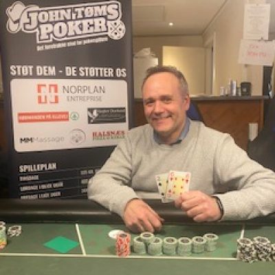 En af de tre som er i midten af John Tøms Poker, løber gerne en ekstra meter – Steen Johansen er navnet.