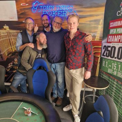 Flotte fyre fra 3600 – ”Fædrepoker” hedder deres private klub, som har spilles i 15 år og 2. generation er nu med, det startede på barselsgangen – fra venstre Steen Johansen, Jesper Schøn, Bo Lerche, Uffe Jensen og Villads Lauridsen, de nyder at spille hos John Tøms Poker.